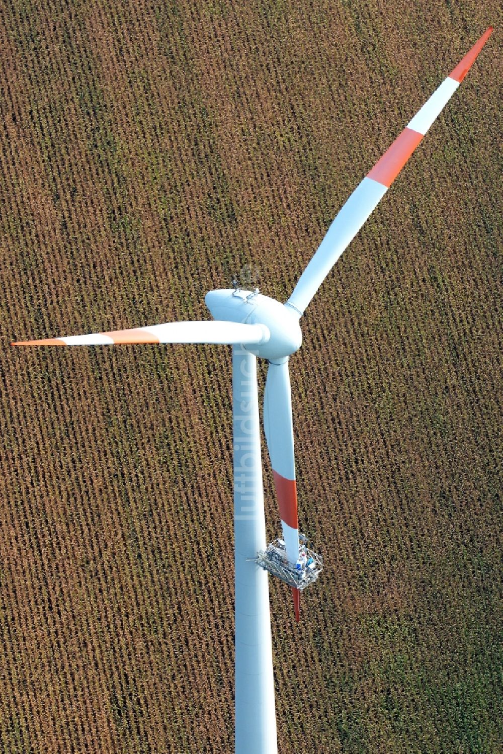 Kutenholz aus der Vogelperspektive: Windenergieanlagen (WEA) - Windrad- auf einem Feld in Kutenholz im Bundesland Niedersachsen