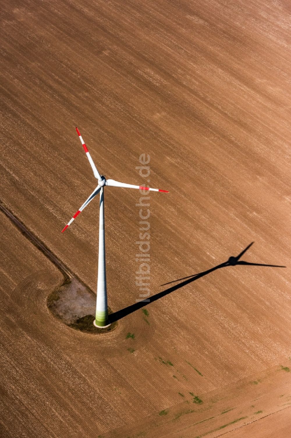 Landsberg aus der Vogelperspektive: Windenergieanlagen (WEA) - Windrad- auf einem Feld in Landsberg im Bundesland Sachsen-Anhalt