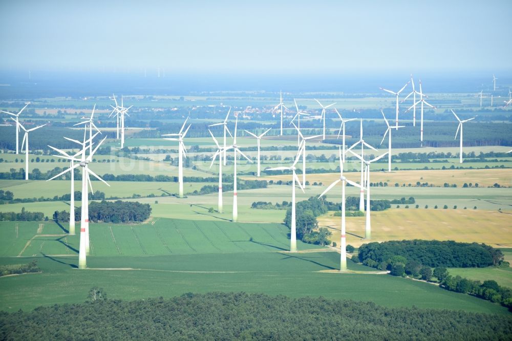 Luftaufnahme Langengrassau - Windenergieanlagen (WEA) - Windrad- auf einem Feld in Langengrassau im Bundesland Brandenburg, Deutschland