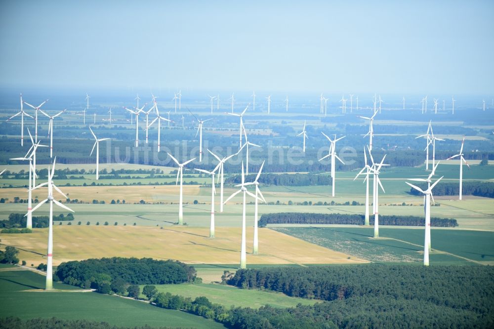 Langengrassau aus der Vogelperspektive: Windenergieanlagen (WEA) - Windrad- auf einem Feld in Langengrassau im Bundesland Brandenburg, Deutschland