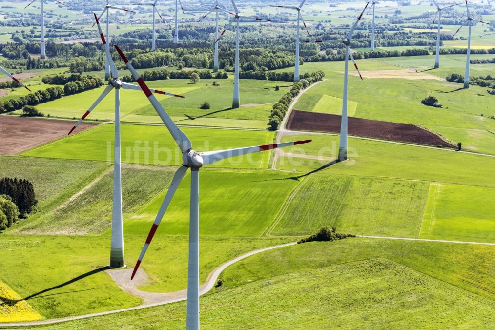 Luftaufnahme Mücke - Windenergieanlagen (WEA) - Windrad- auf einem Feld in Mücke im Bundesland Hessen, Deutschland