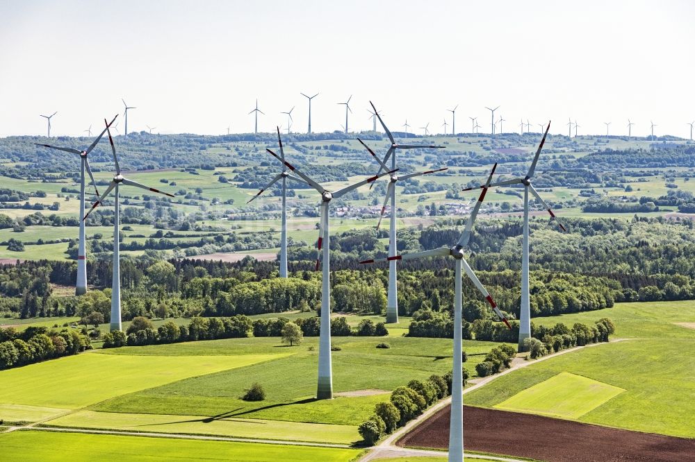 Mücke von oben - Windenergieanlagen (WEA) - Windrad- auf einem Feld in Mücke im Bundesland Hessen, Deutschland