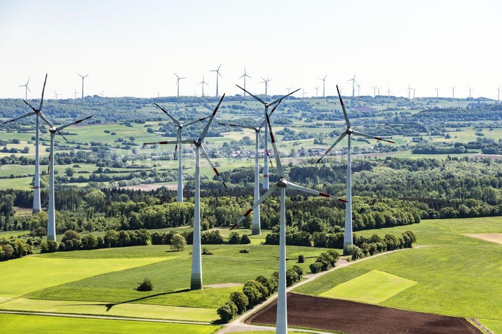 Mücke aus der Vogelperspektive: Windenergieanlagen (WEA) - Windrad- auf einem Feld in Mücke im Bundesland Hessen, Deutschland