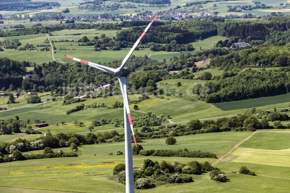 Mücke aus der Vogelperspektive: Windenergieanlagen (WEA) - Windrad- auf einem Feld in Mücke im Bundesland Hessen, Deutschland