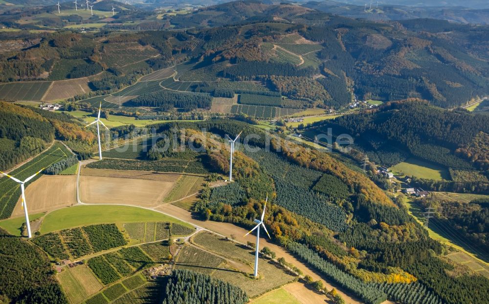 Luftbild Meschede - Windenergieanlagen (WEA) - Windrad- auf einem Feld in Meschede im Bundesland Nordrhein-Westfalen