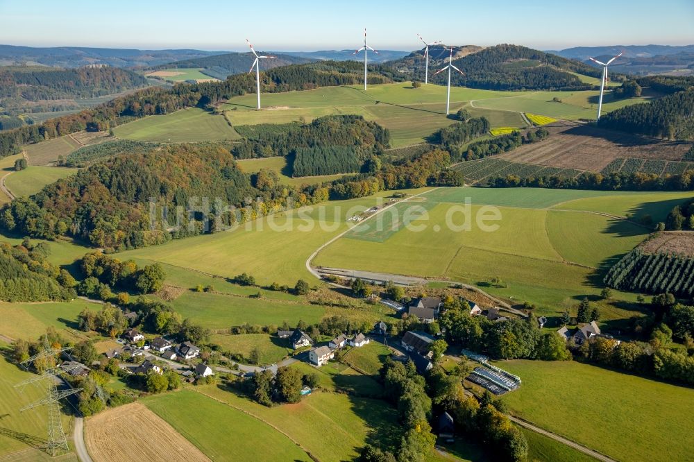 Meschede aus der Vogelperspektive: Windenergieanlagen (WEA) - Windrad- auf einem Feld in Meschede im Bundesland Nordrhein-Westfalen