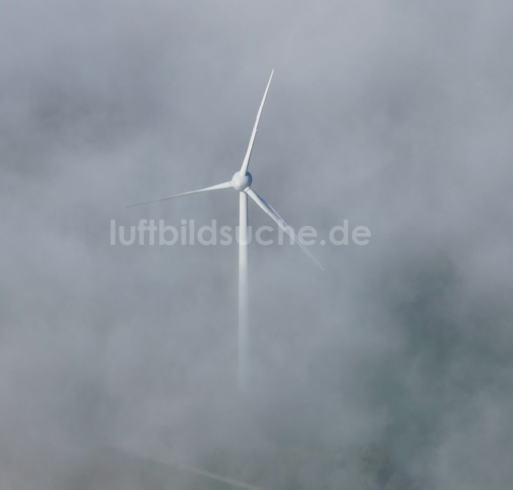 Luftaufnahme Göttingen - Windenergieanlagen (WEA) - Windrad- auf einem Feld im Nebel bei Göttingen im Bundesland Niedersachsen