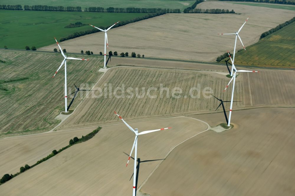 Neuburg aus der Vogelperspektive: Windenergieanlagen (WEA) - Windrad- auf einem Feld in Neuburg im Bundesland Mecklenburg-Vorpommern