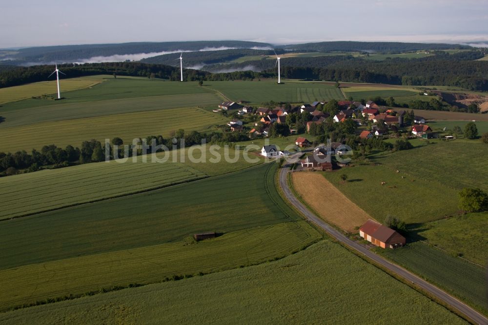 Marienmünster aus der Vogelperspektive: Windenergieanlagen (WEA) - Windrad- auf einem Feld im Ortsteil Bremerberg in Marienmünster im Bundesland Nordrhein-Westfalen