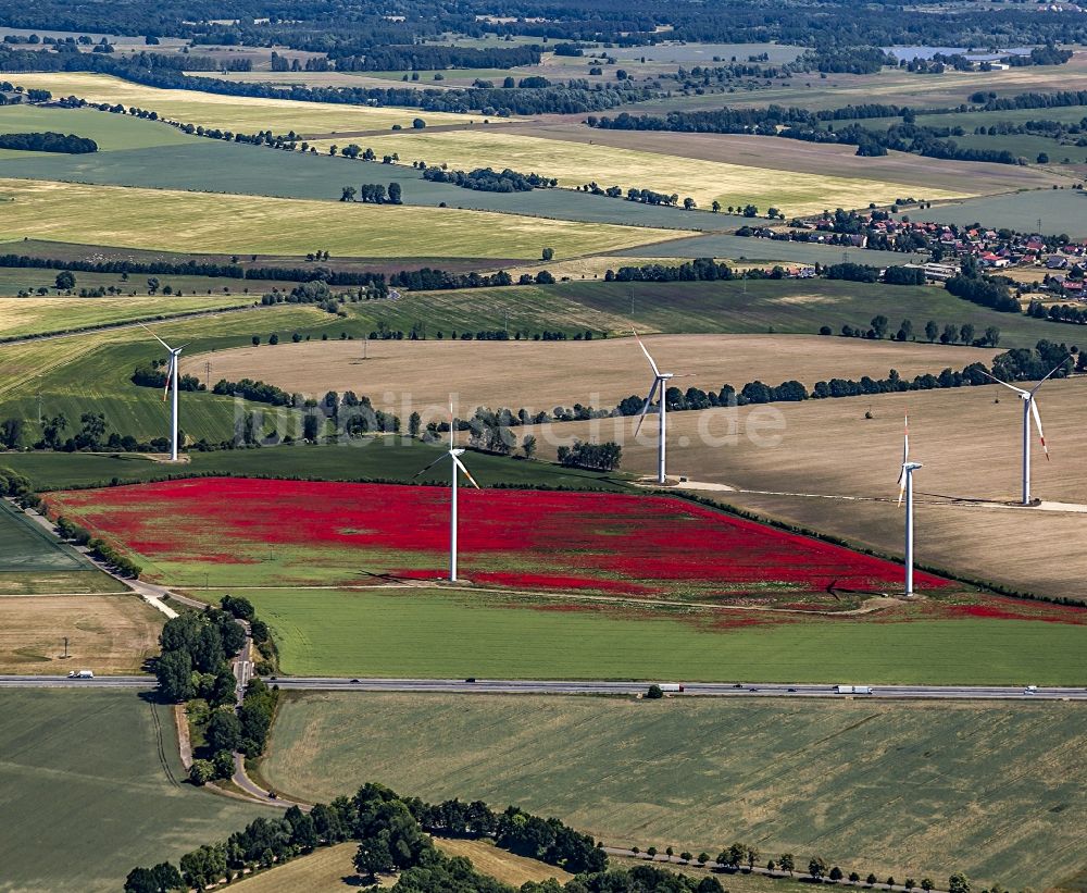 Luftaufnahme Märkisch Linden - Windenergieanlagen (WEA) - Windrad - auf einem Feld im Ortsteil Werder in Märkisch Linden im Bundesland Brandenburg