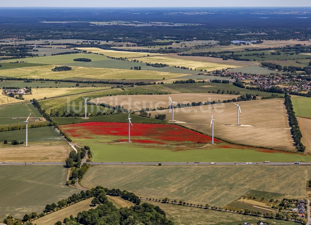 Märkisch Linden von oben - Windenergieanlagen (WEA) - Windrad - auf einem Feld im Ortsteil Werder in Märkisch Linden im Bundesland Brandenburg