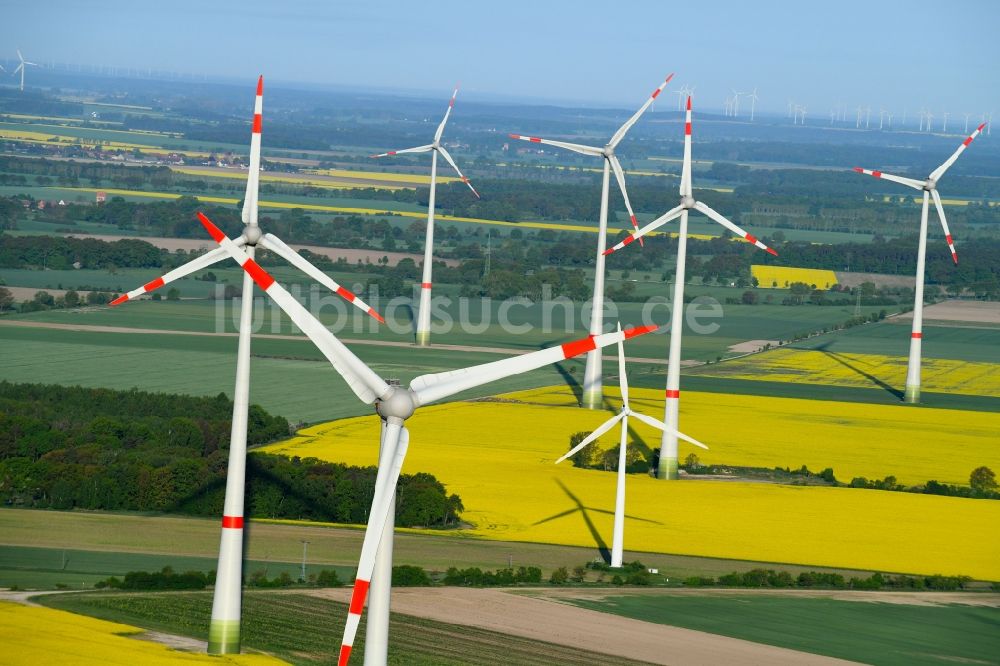 Luftaufnahme Osterburg (Altmark) - Windenergieanlagen (WEA) - Windrad- auf einem Feld in Osterburg (Altmark) im Bundesland Sachsen-Anhalt, Deutschland