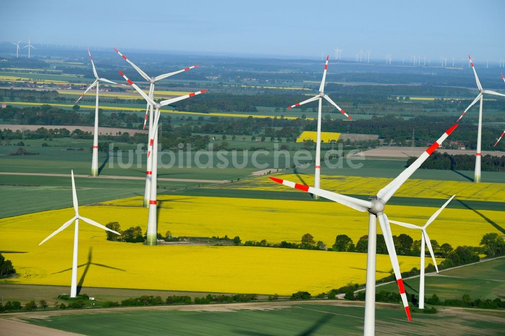 Osterburg (Altmark) von oben - Windenergieanlagen (WEA) - Windrad- auf einem Feld in Osterburg (Altmark) im Bundesland Sachsen-Anhalt, Deutschland