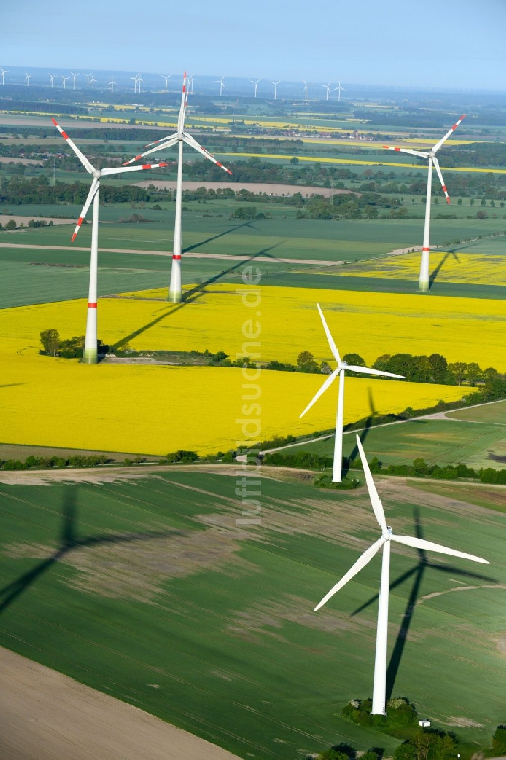 Osterburg (Altmark) aus der Vogelperspektive: Windenergieanlagen (WEA) - Windrad- auf einem Feld in Osterburg (Altmark) im Bundesland Sachsen-Anhalt, Deutschland