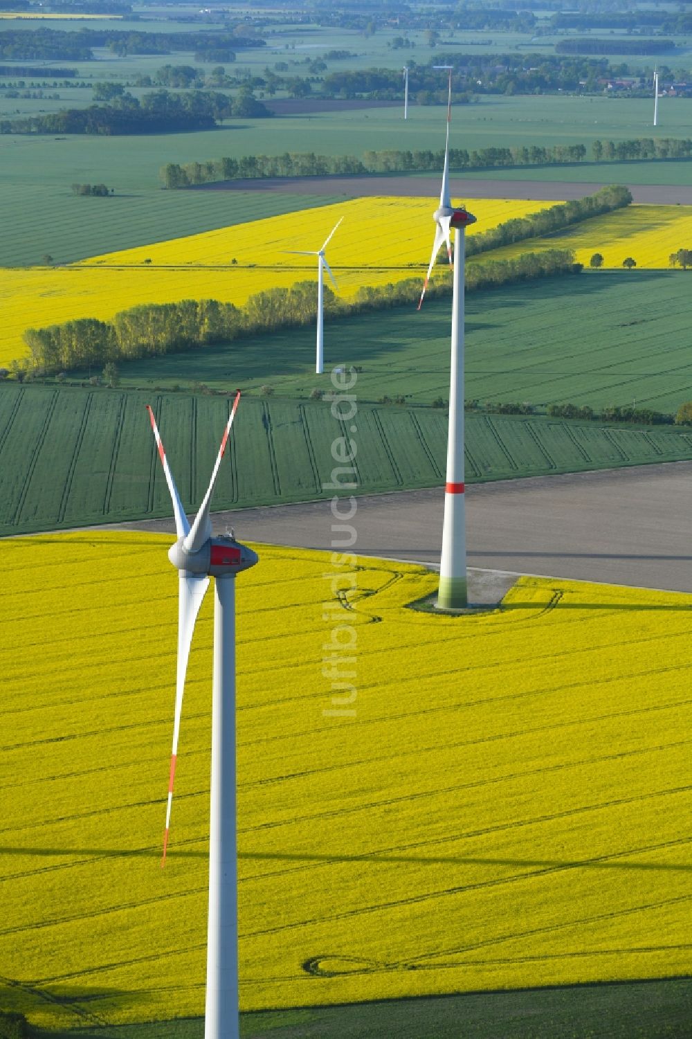 Luftbild Osterburg (Altmark) - Windenergieanlagen (WEA) - Windrad- auf einem Feld in Osterburg (Altmark) im Bundesland Sachsen-Anhalt, Deutschland