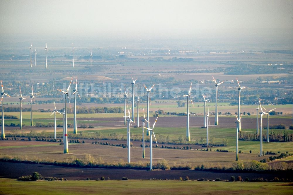 Luftaufnahme Reinstedt - Windenergieanlagen (WEA) - Windrad- auf einem Feld in Reinstedt im Bundesland Sachsen-Anhalt, Deutschland