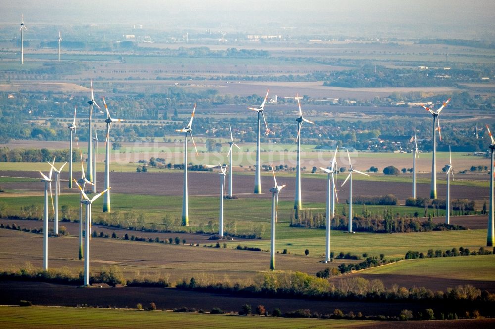 Reinstedt von oben - Windenergieanlagen (WEA) - Windrad- auf einem Feld in Reinstedt im Bundesland Sachsen-Anhalt, Deutschland