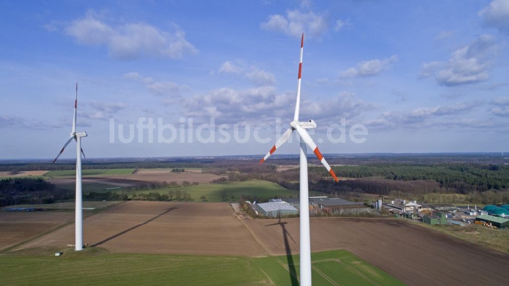 Südergellersen aus der Vogelperspektive: Windenergieanlagen (WEA) - Windrad- auf einem Feld in Südergellersen im Bundesland Niedersachsen