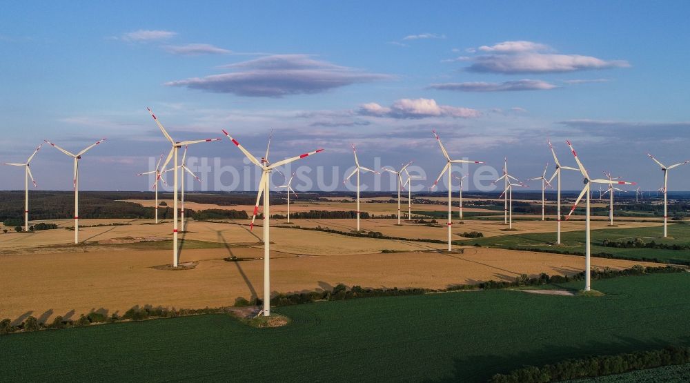 Luftaufnahme Sieversdorf - Windenergieanlagen (WEA) - Windrad- auf einem Feld in Sieversdorf im Bundesland Brandenburg, Deutschland