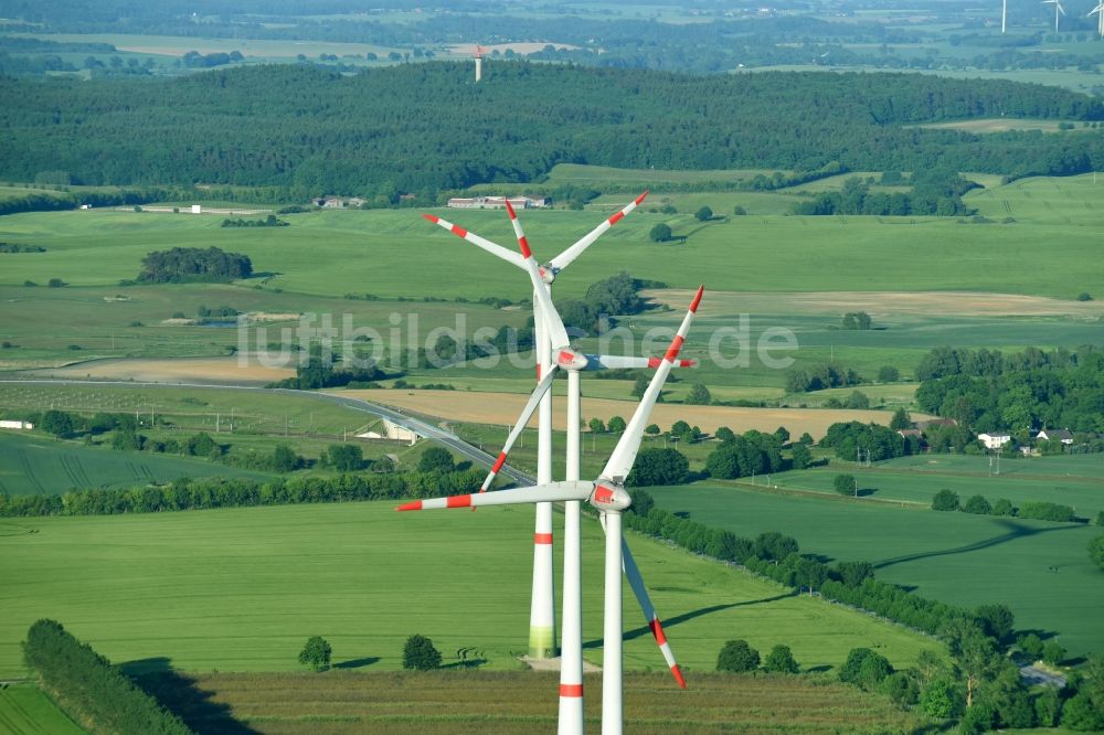 Spoitgendorf aus der Vogelperspektive: Windenergieanlagen (WEA) - Windrad- auf einem Feld in Spoitgendorf im Bundesland Mecklenburg-Vorpommern, Deutschland