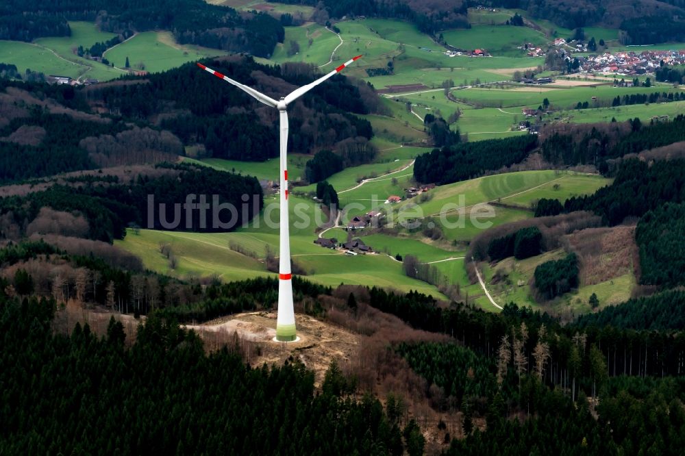 Luftaufnahme Steinach - Windenergieanlagen (WEA) - Windrad- auf einem Feld in Steinach im Bundesland Baden-Württemberg, Deutschland