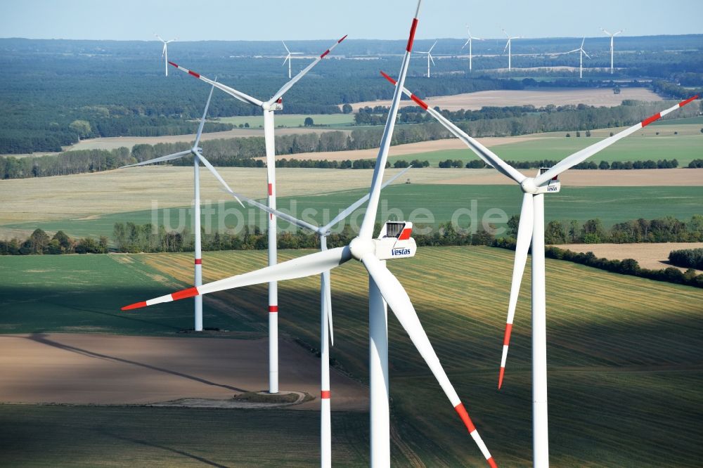 Luftaufnahme Sydower Fließ - Windenergieanlagen (WEA) - Windrad- auf einem Feld in Sydower Fließ im Bundesland Brandenburg