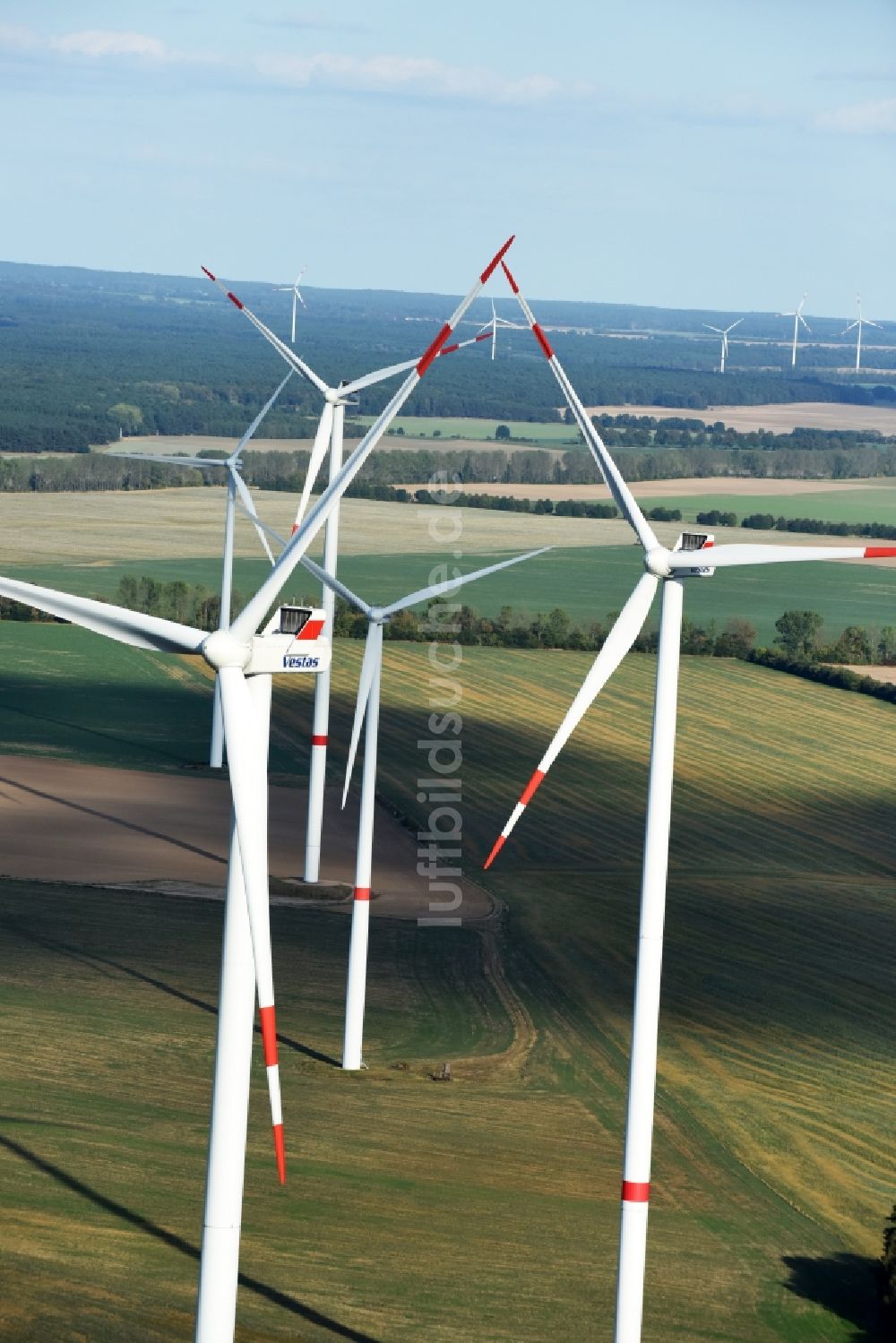 Sydower Fließ von oben - Windenergieanlagen (WEA) - Windrad- auf einem Feld in Sydower Fließ im Bundesland Brandenburg