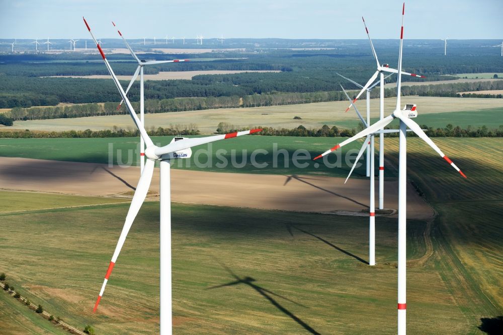 Sydower Fließ aus der Vogelperspektive: Windenergieanlagen (WEA) - Windrad- auf einem Feld in Sydower Fließ im Bundesland Brandenburg