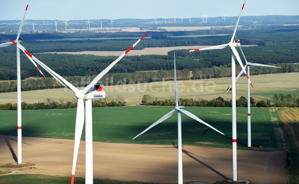 Luftbild Sydower Fließ - Windenergieanlagen (WEA) - Windrad- auf einem Feld in Sydower Fließ im Bundesland Brandenburg