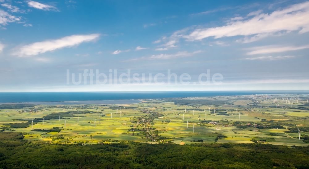 Szczeglino aus der Vogelperspektive: Windenergieanlagen (WEA) - Windrad- auf einem Feld in Szczeglino in Westpommern, Polen