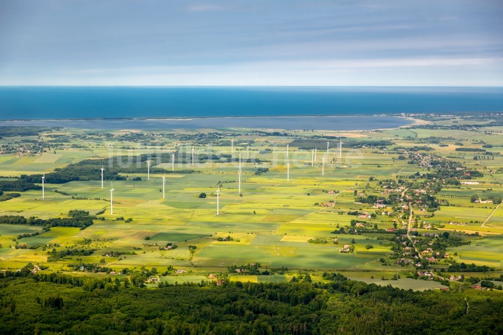 Luftaufnahme Szczeglino - Windenergieanlagen (WEA) - Windrad- auf einem Feld in Szczeglino in Westpommern, Polen