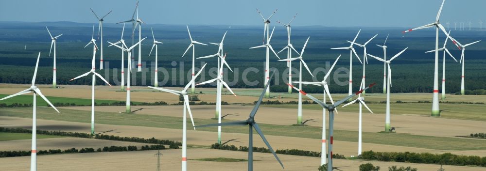 Luftbild Treuenbrietzen - Windenergieanlagen (WEA) - Windrad- auf einem Feld in Treuenbrietzen im Bundesland Brandenburg