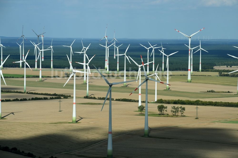 Luftaufnahme Treuenbrietzen - Windenergieanlagen (WEA) - Windrad- auf einem Feld in Treuenbrietzen im Bundesland Brandenburg