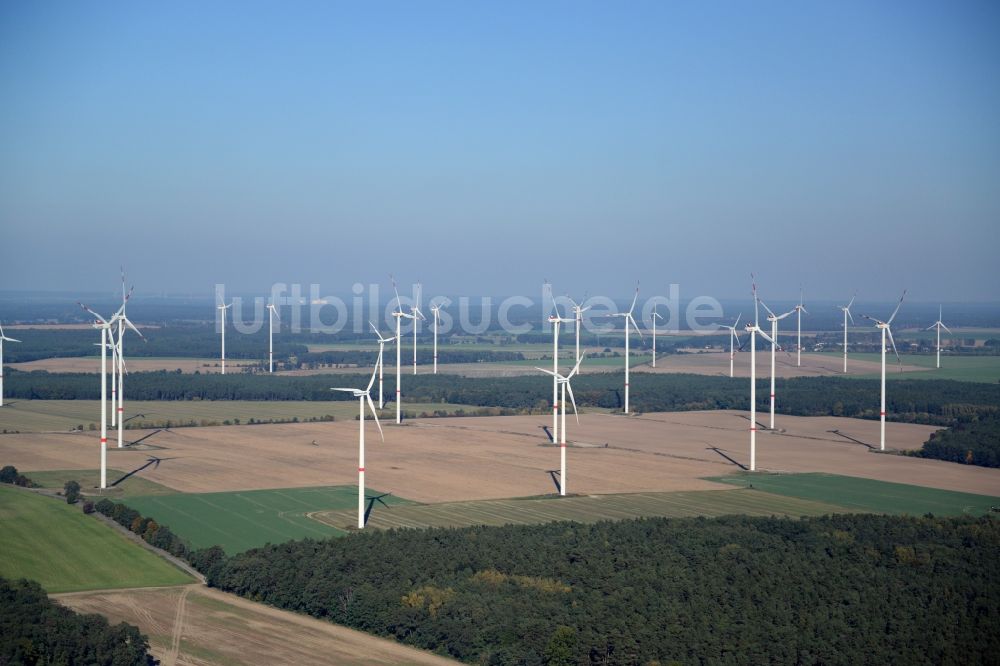 Werneuchen aus der Vogelperspektive: Windenergieanlagen (WEA) - Windrad- auf einem Feld in Werneuchen im Bundesland Brandenburg