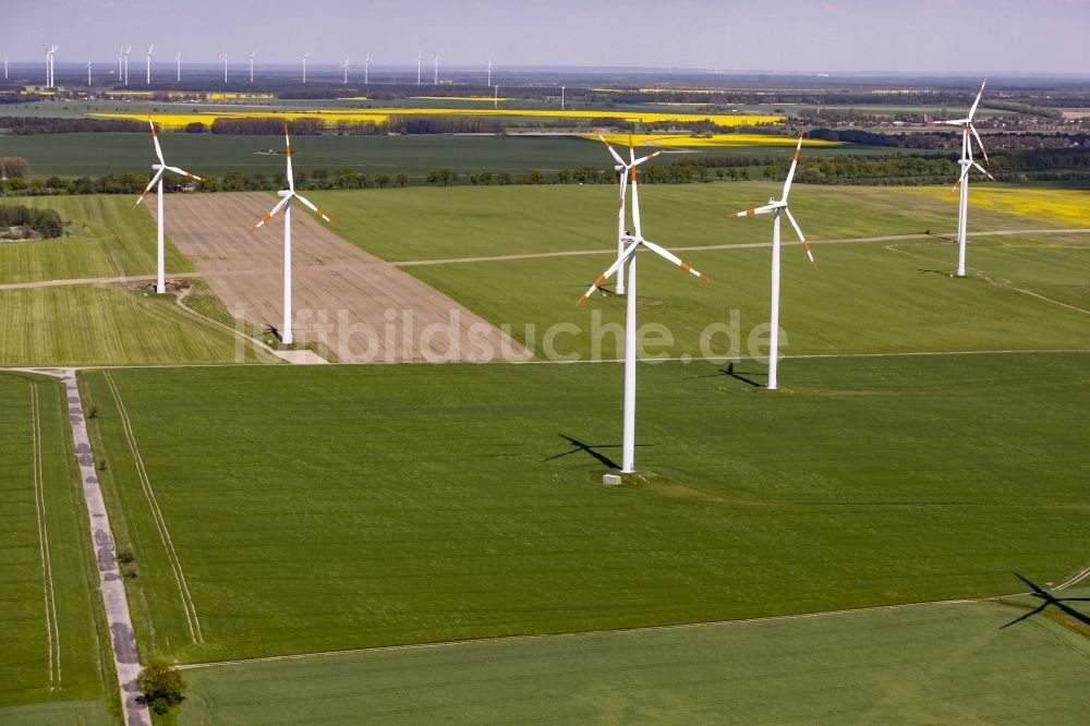 Luftbild Werneuchen - Windenergieanlagen (WEA) - Windrad- auf einem Feld in Werneuchen im Bundesland Brandenburg