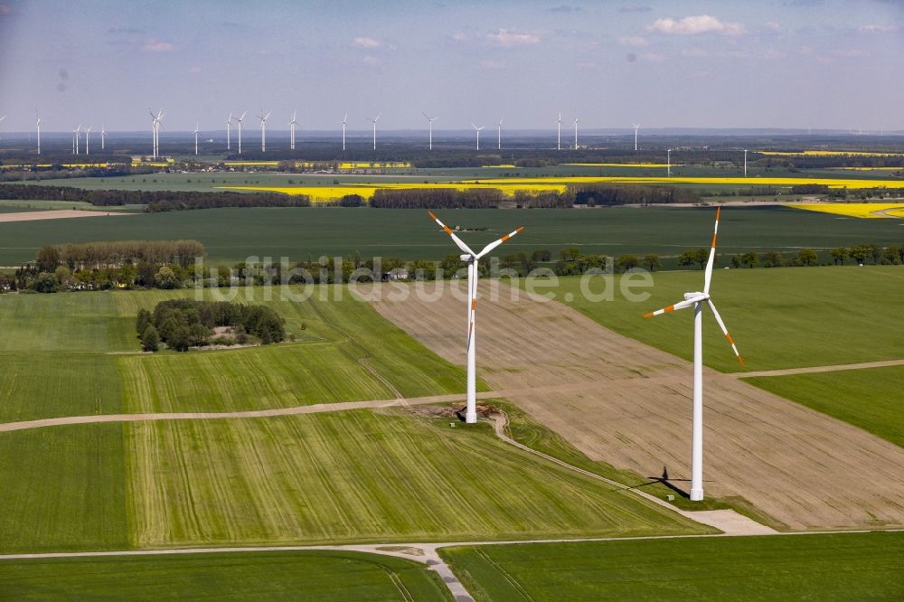 Luftaufnahme Werneuchen - Windenergieanlagen (WEA) - Windrad- auf einem Feld in Werneuchen im Bundesland Brandenburg