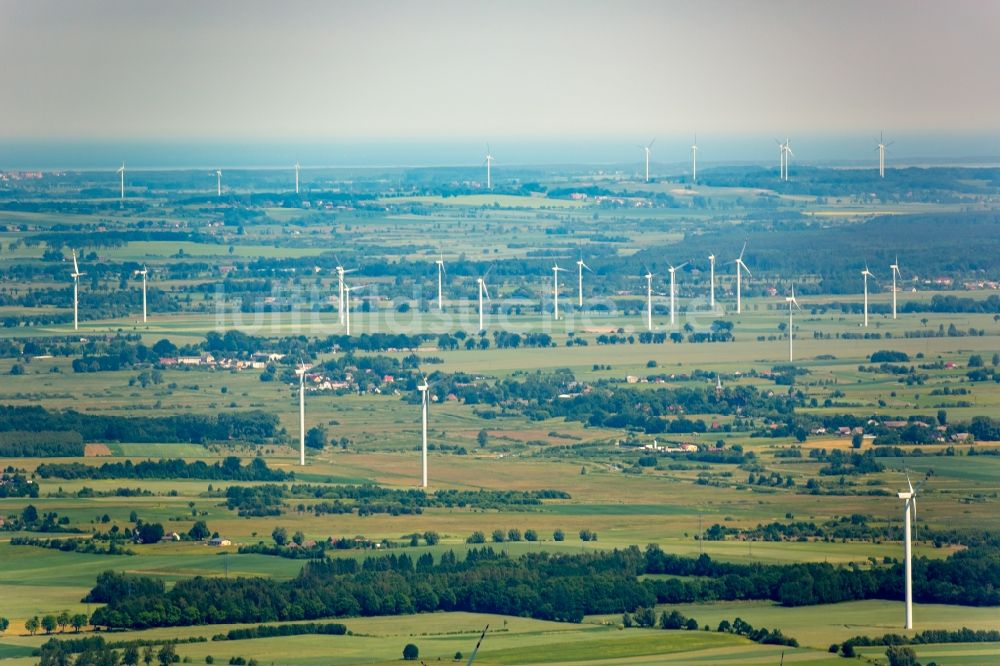 Luftaufnahme Wierciszewo - Windenergieanlagen (WEA) - Windrad- auf einem Feld in Wierciszewo in Westpommern, Polen