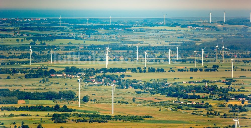 Wierciszewo aus der Vogelperspektive: Windenergieanlagen (WEA) - Windrad- auf einem Feld in Wierciszewo in Westpommern, Polen