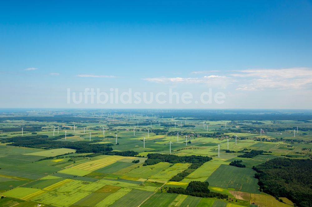 Luftbild Wierciszewo - Windenergieanlagen (WEA) - Windrad- auf einem Feld in Wierciszewo in Westpommern, Polen