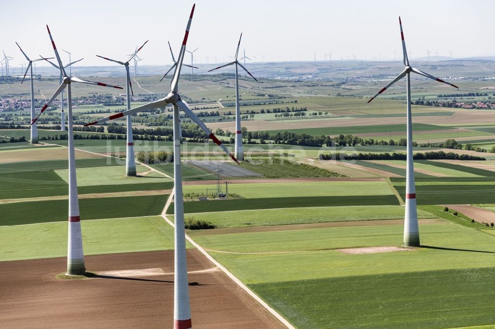 Luftaufnahme Wintersheim - Windenergieanlagen (WEA) - Windrad- auf einem Feld in Wintersheim im Bundesland Rheinland-Pfalz, Deutschland