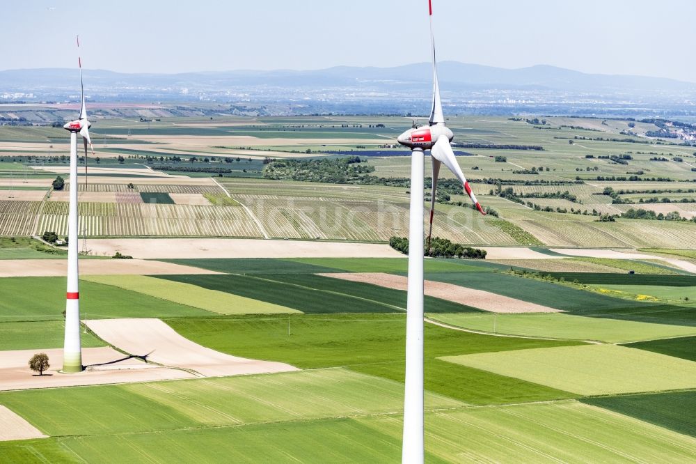 Luftaufnahme Wintersheim - Windenergieanlagen (WEA) - Windrad- auf einem Feld in Wintersheim im Bundesland Rheinland-Pfalz, Deutschland