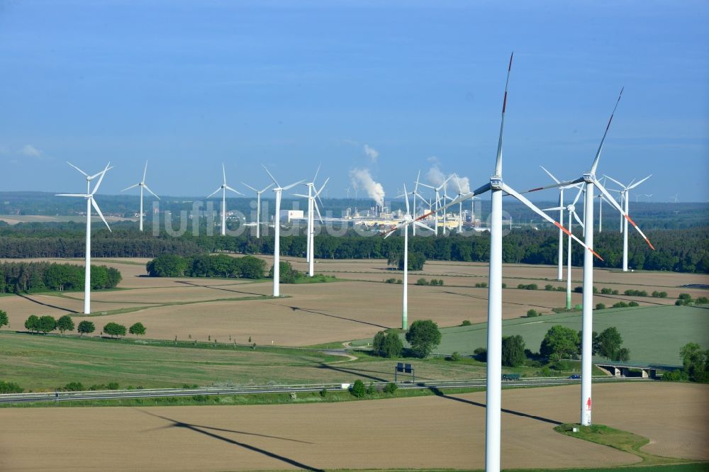 Wittstock/Dosse von oben - Windenergieanlagen (WEA) - Windrad- auf einem Feld in Wittstock/Dosse im Bundesland Brandenburg