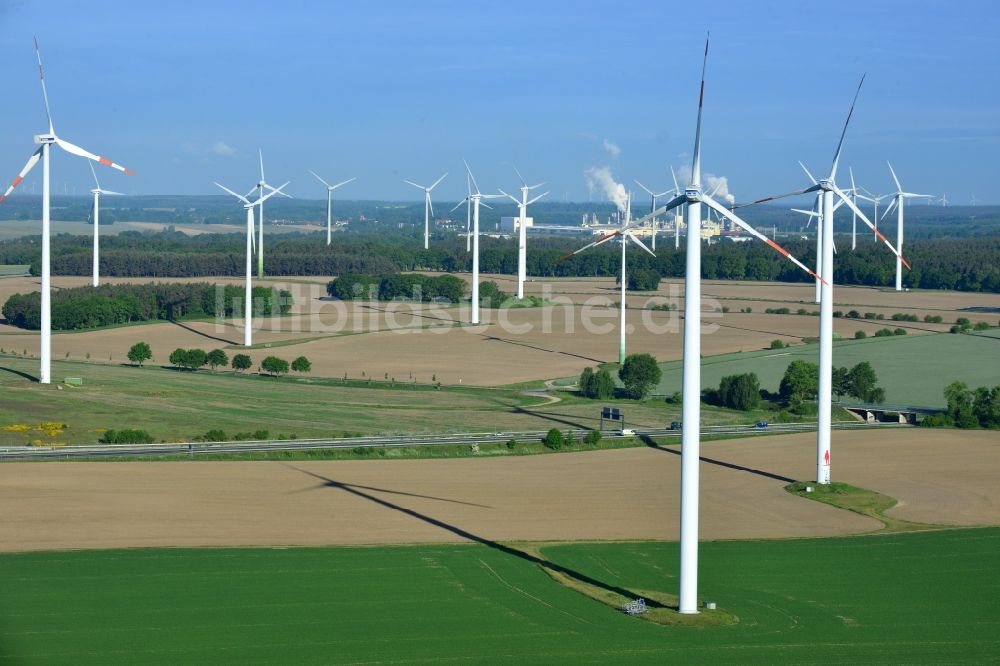 Wittstock/Dosse aus der Vogelperspektive: Windenergieanlagen (WEA) - Windrad- auf einem Feld in Wittstock/Dosse im Bundesland Brandenburg