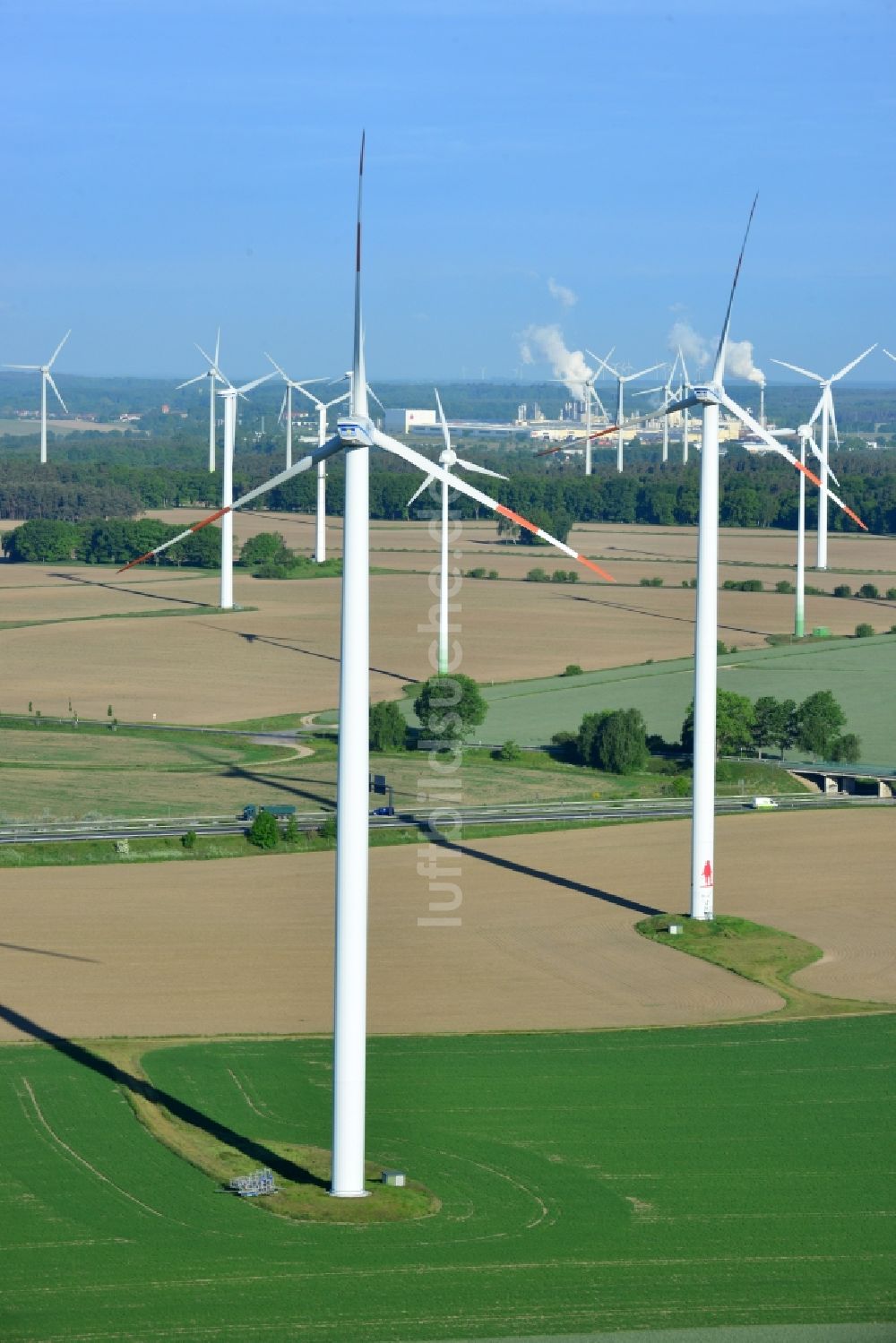 Luftbild Wittstock/Dosse - Windenergieanlagen (WEA) - Windrad- auf einem Feld in Wittstock/Dosse im Bundesland Brandenburg