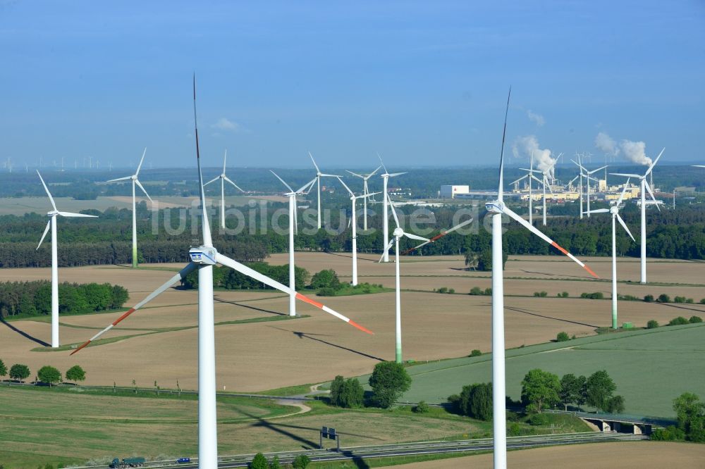 Luftaufnahme Wittstock/Dosse - Windenergieanlagen (WEA) - Windrad- auf einem Feld in Wittstock/Dosse im Bundesland Brandenburg