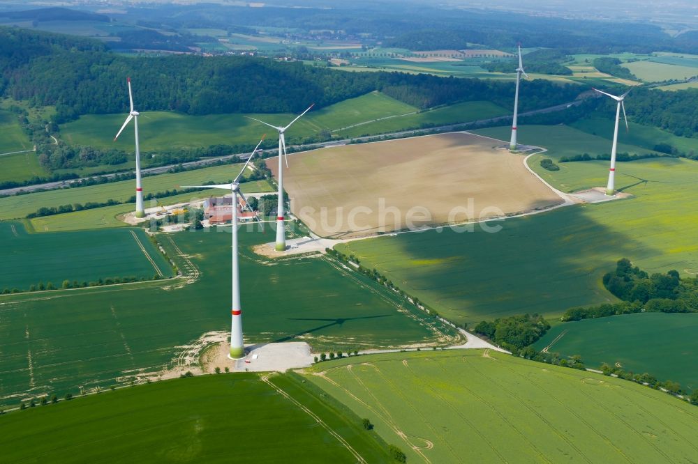 Witzenhausen aus der Vogelperspektive: Windenergieanlagen (WEA) - Windrad- auf einem Feld in Witzenhausen im Bundesland Hessen, Deutschland