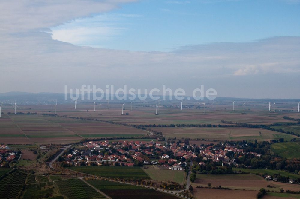 Ober-Flörsheim aus der Vogelperspektive: Windenergieanlagen (WEA) - Windrad- auf einem Hügel hinter Ober-Flörsheim im Bundesland Rheinland-Pfalz