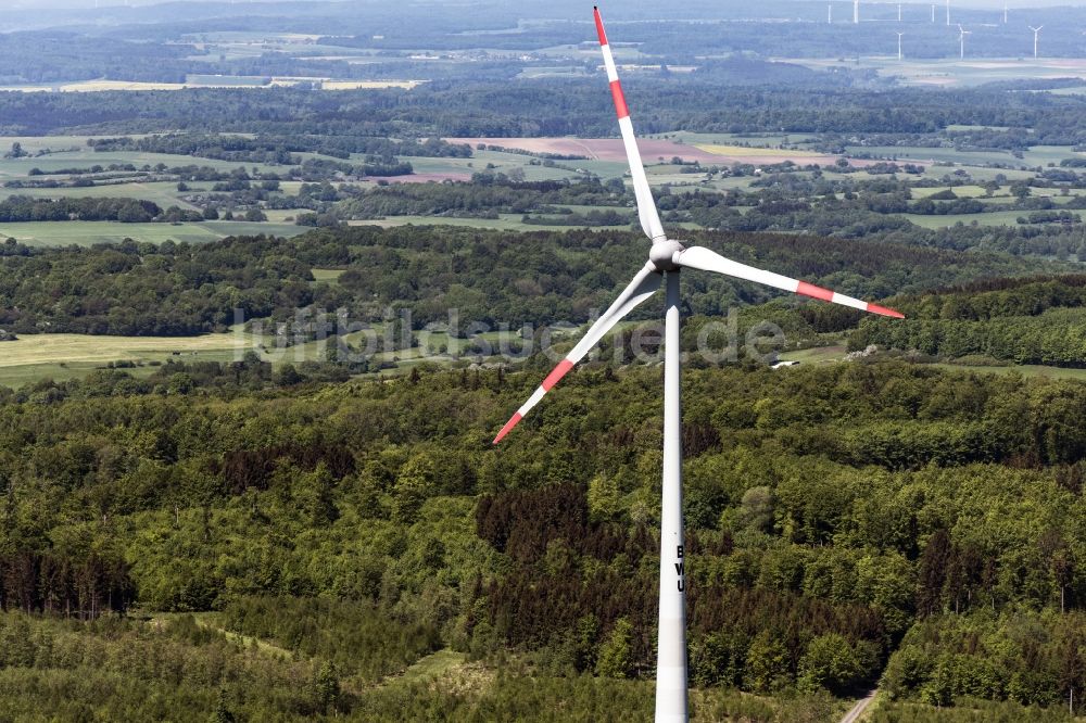 Luftaufnahme Feldatal - Windenergieanlagen (WEA) - Windrad- in einem Waldstück in Feldatal im Bundesland Hessen, Deutschland