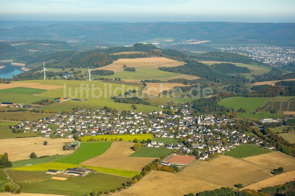 Meschede von oben - Windenergieanlagen (WEA) - Windrad- auf Feldern im Ortsteil Remblinghausen in Meschede im Bundesland Nordrhein-Westfalen