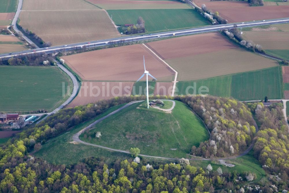 Korntal-Münchingen aus der Vogelperspektive: Windenergieanlagen (WEA) - Windrad- auf dem Grünen Heiner an der A81 im Ortsteil Korntal in Korntal-Münchingen im Bundesland Baden-Württemberg